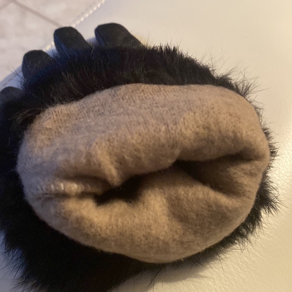 Black leather and fur gloves. Size small. - Picture 7 of 7